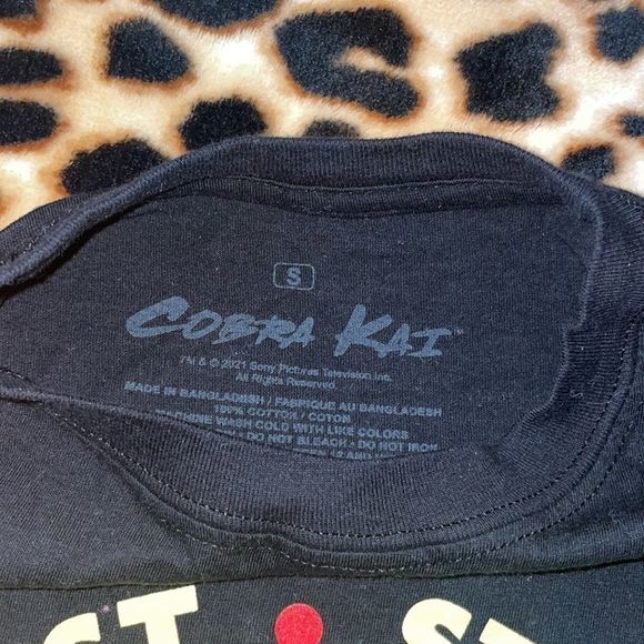 •COBRA KAI•NWOT KARATE KID “STRIKE FIRST STRIKE HARD” UNISEX T-SHIRT. SIZE SMALL - Picture 4 of 4